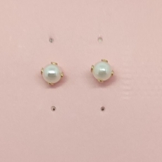Par de pendientes  blancos 4 mm